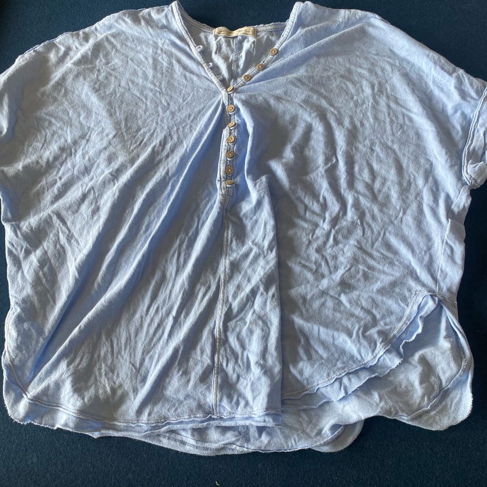 WE THE FREE light blue top with FUN buttons and hem! FLATTERING for all types!😀